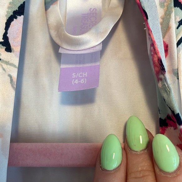 Robe - Picture 3 of 3